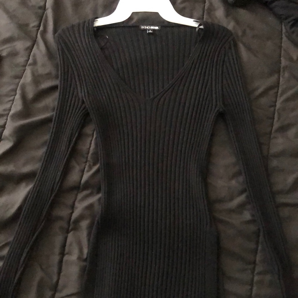 Black v neck sweater fashion nova